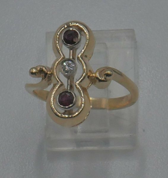 14KT YELLOW GOLD RING SIZE 8 4.6 GRAMS 1 DIAMOND 2.5MM & 2 RED STONES 2.5MM MINT CONDITION. 869808-5