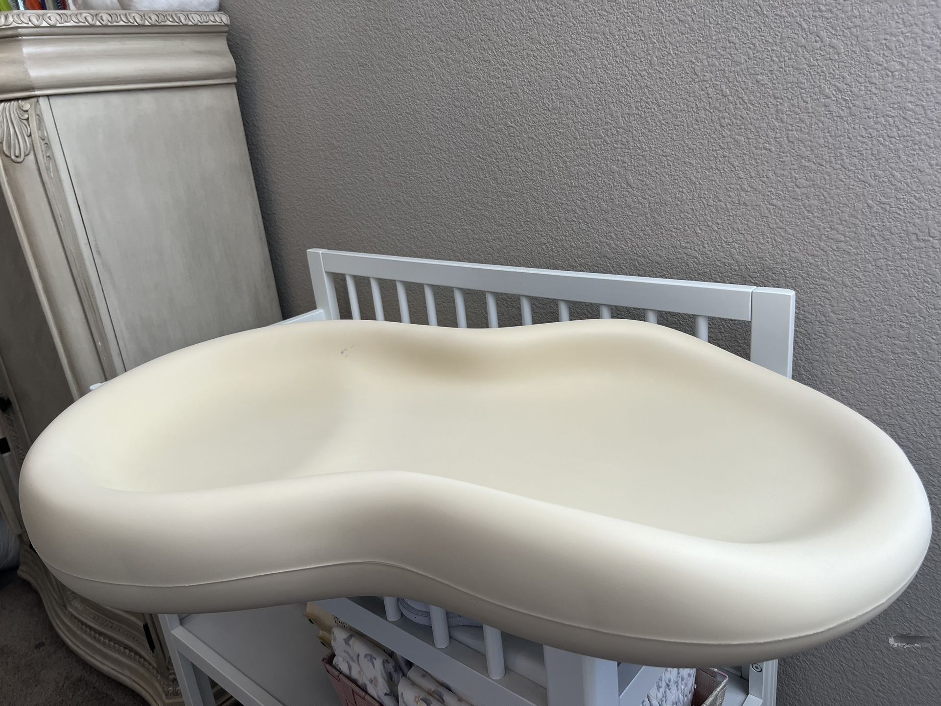 Baby Peanut Changer- Keekaroo