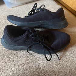 Mens Size 10.5 Black Under Armour Shoes Only Worn Twice