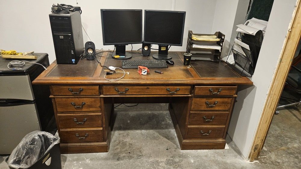 Very Nice Executive Desk With Built-in Drawers And File Drawers