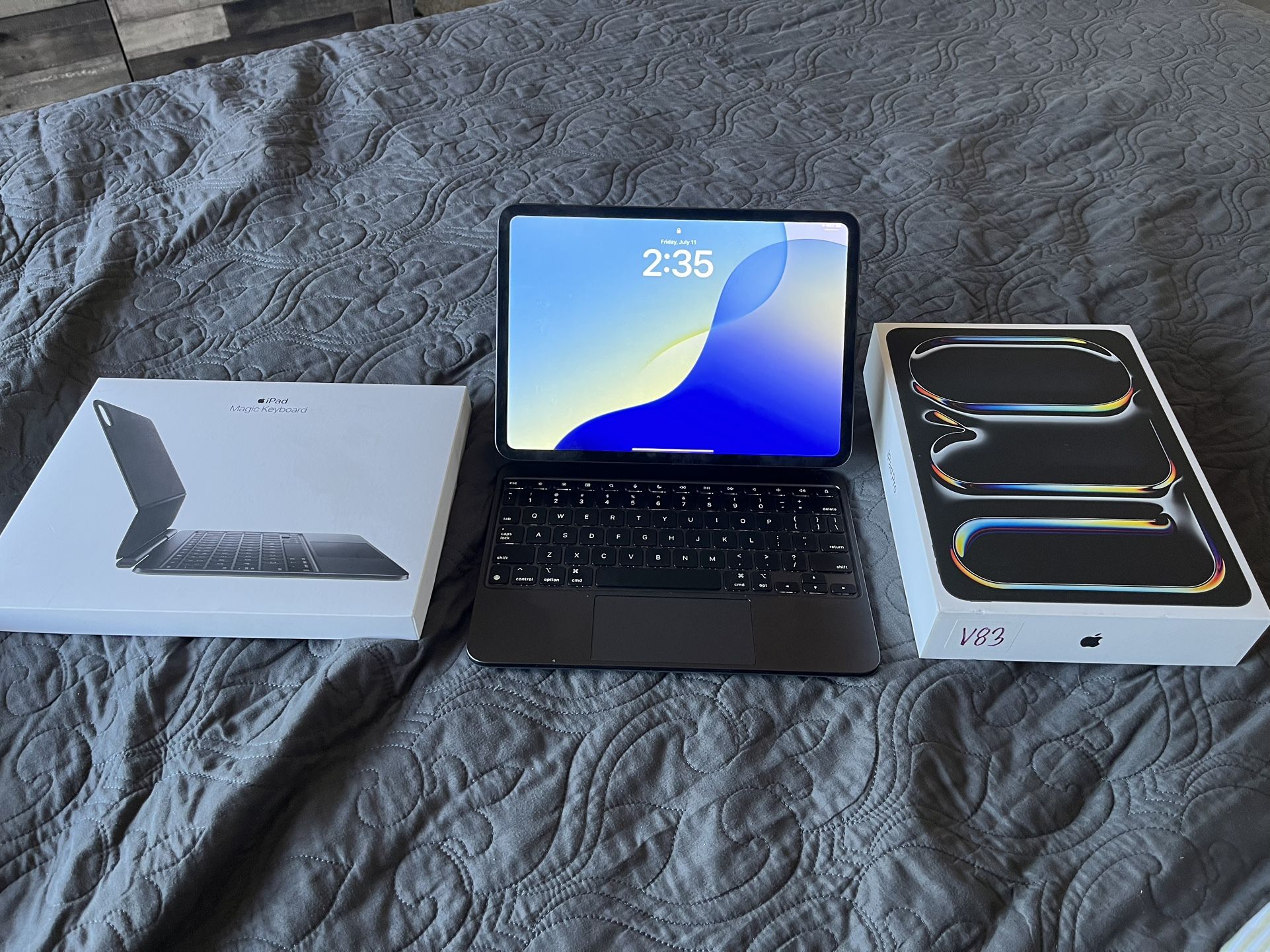 Apple iPad Pro 11..M4..256gb W/Magic Keyboard!