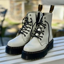 White Platform Dr Martens // Women’s Size 9