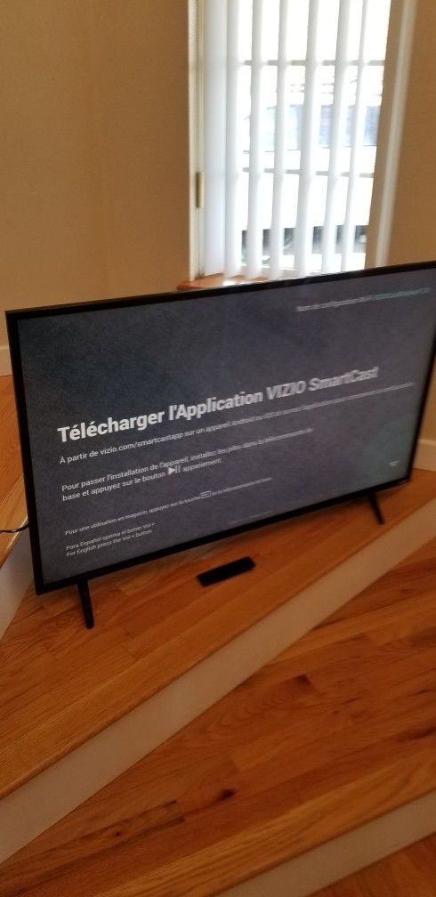 NEW cond VIZIO 50 INCHES , SMART TV , WITH REMOT CONTROL ,