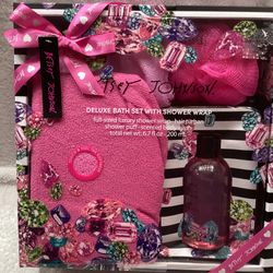 Betsey Johnson Deluxe Bath Set With Shower Wrap