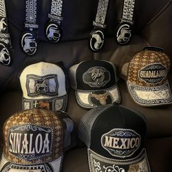 Fajos de piel y gorras