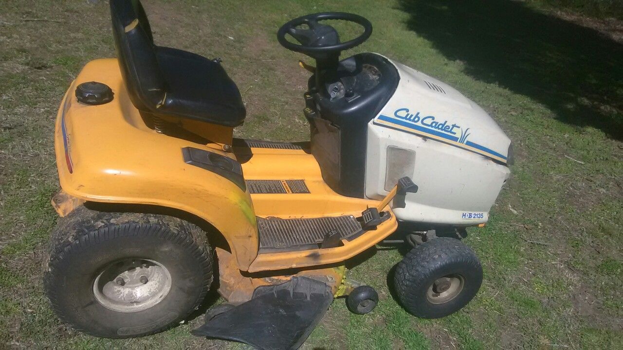 HDS 2125 cub cadet riding mower ,drive shaft driven,delivery $30 extra