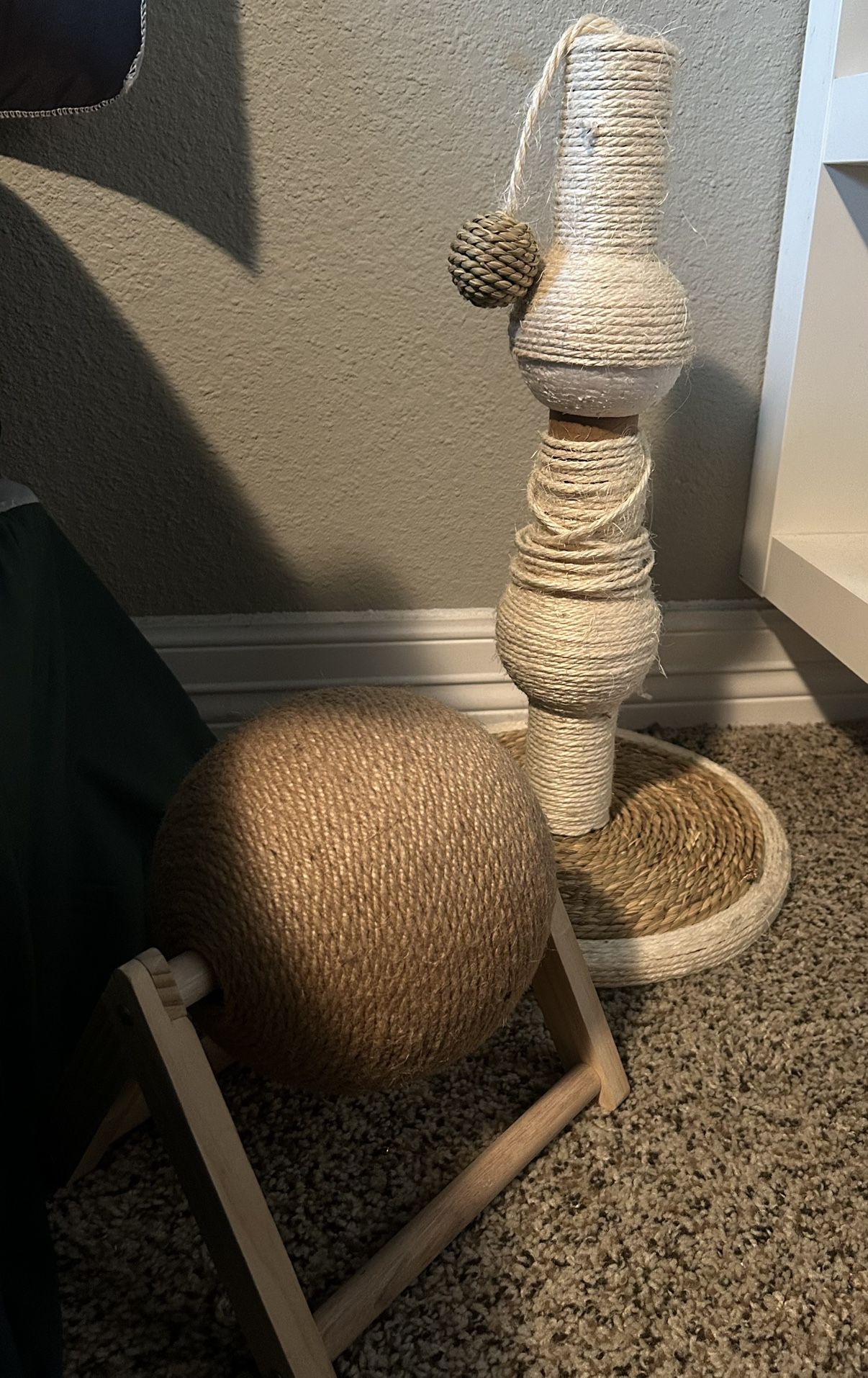 Chic Cat Toys / Scratch Post