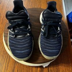 Adidas sneakers size 7 / only has one use!!