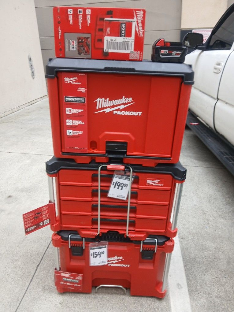 Milwaukee Packouts and Battery