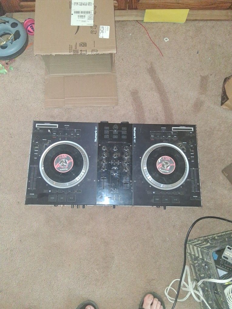 Numark NS7 DJ Controller