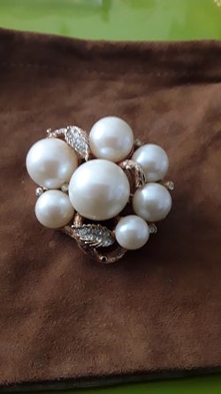 Goldtone and pearls brooch