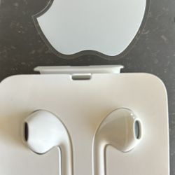 Apple EarPods with Lightning Connector In Ear Canal Headset - White