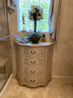 FURNITURE -CHEST OF DRAWERS 