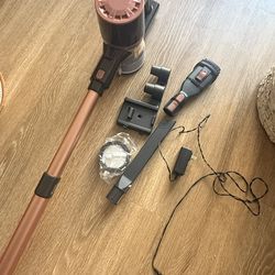 Cordless Vacuum With Adaptable Pieces And Charger