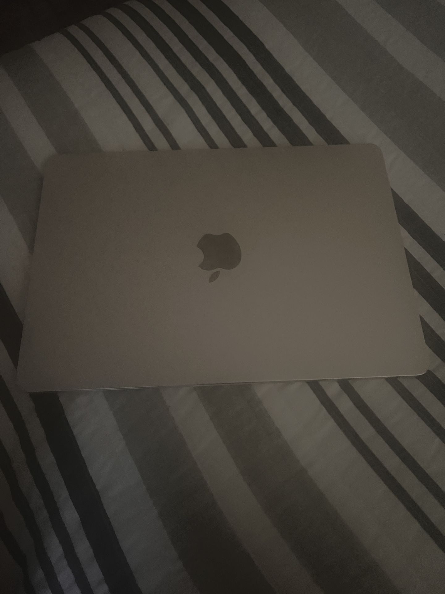 Apple macbook air m2 2022