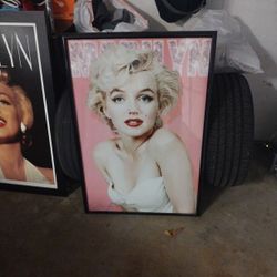 4 Framed 1 New Roll of Marilyn Monroe Posters 