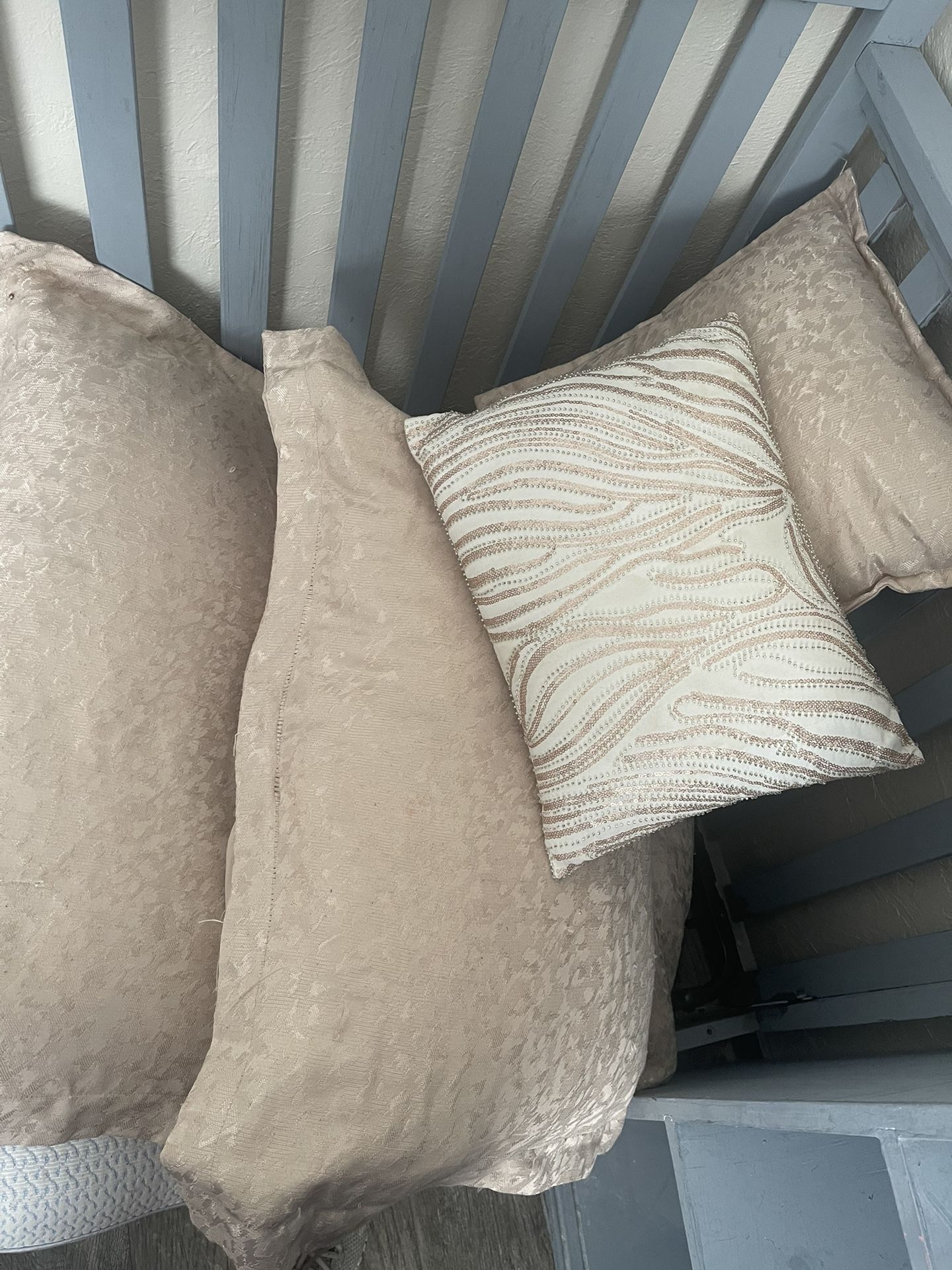 Comforter With 2 Decorative Pillows