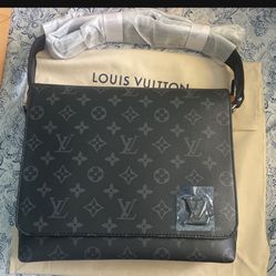 Louis Vuttion Messenger Bag 