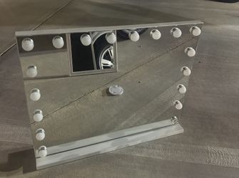 Hollywood vanity Mirror With Lights 28x 22 With 18 Bulbs 