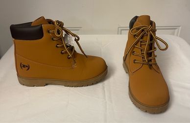 Brand new Boys wheat classic boots size 4