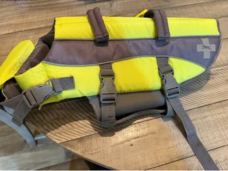 Key FeaturesSafety: Includes a rescue handle for emergencies and added float support for swimmers.Durability: Made from durable, ripstop, water-repell