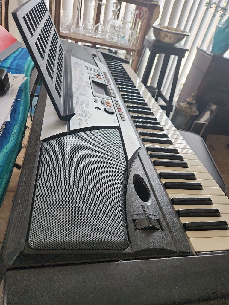 Yamaha PSR-GX76 Keyboard, Pedal, Stand, Stool - Works Great