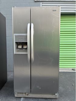 Refrigerador side by side stainless steel, used in works conditions