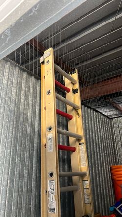 Fiberglass extension ladder
