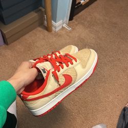 NIKE DUNK LOW RETRO SE CASUAL SHOES
