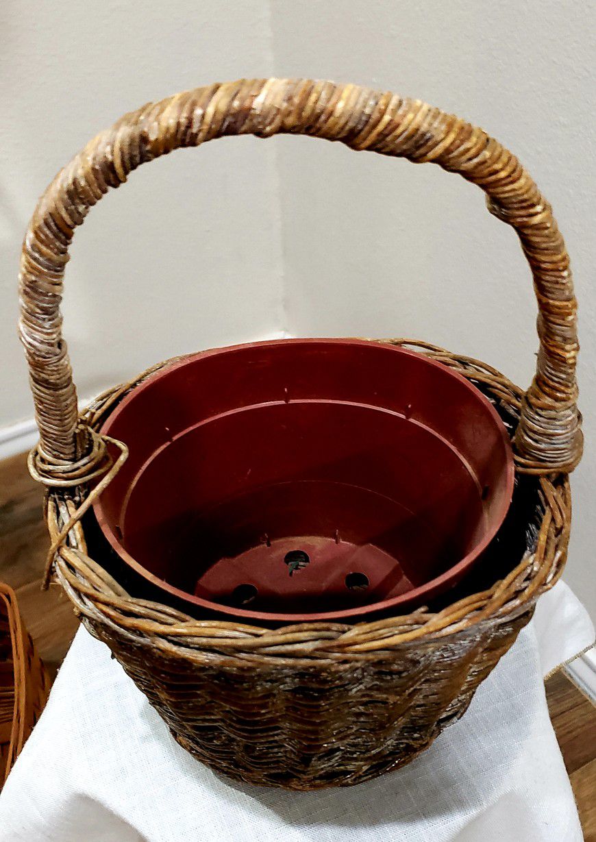 Cottage Style Plant Potter Woven Wicker Basket 
5.5in Height 12in Handle Height 
7in diameter 