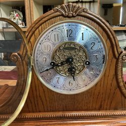 Vintage Howard Miller desk clock - with AEL03 Ech 354531 clock movement - Almost New