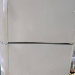 Refrigerator Top Freezer  Excellent Condition 4 Months Warranty 