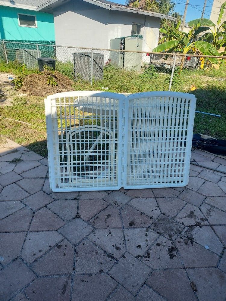 Large reinforced plastic playpen 8 panels height 34