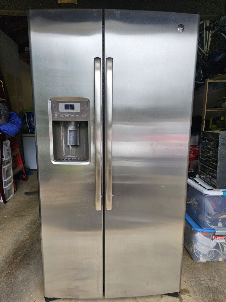 Fully functional GE Refridgerator Freezer With Icemaker for Sale in
