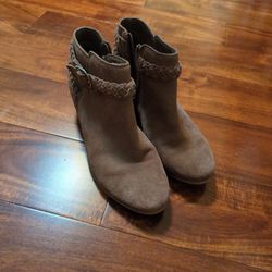 Low heeled ankle boots size: 8