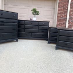 Beautiful refinished 4 piece dresser and nightstands bedroom set