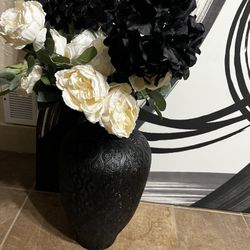 Black Vase With Flowers PLEASE READ DESCRIPTION 