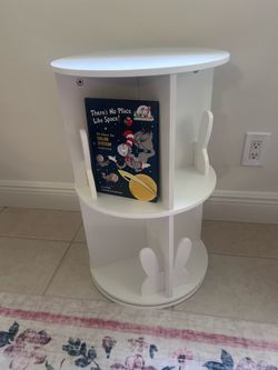 Rotating bookshelf