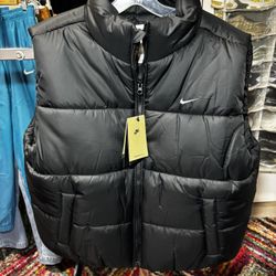 NEW Nike Women Large Puffer Padded Vest Black Jacket Therma-fit NWT