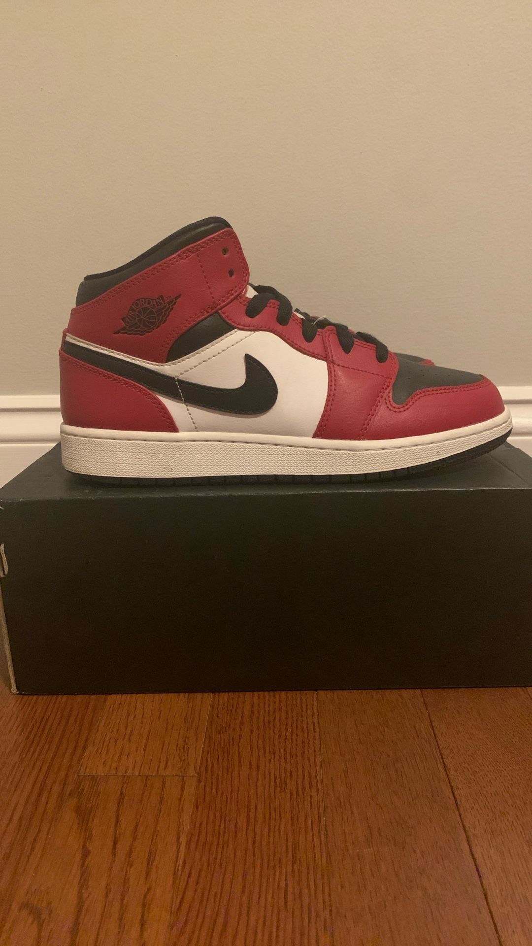 Nike Jordan 1 Mid Chicago Black Toe Size 6