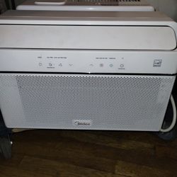 8,000 BTU AIR CONDITIONER IN PERFECT CONDITION 