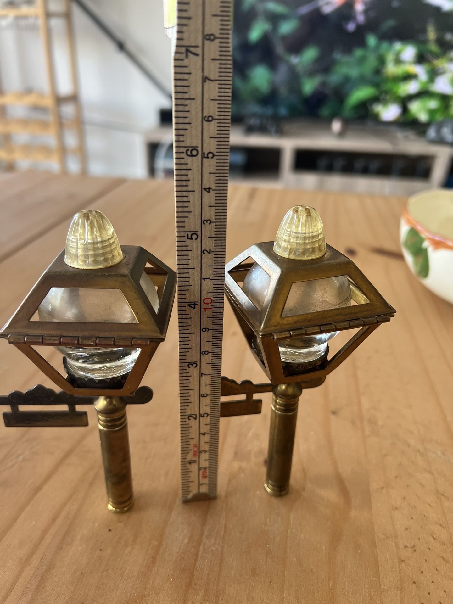 VTG BRASS AND GLASS STREET LIGHT LAMP POST SALT AND PEPPER SHAKER SET LID  OPENS. Missing the stands but they do still stand up. They have some tarnis  for Sale in Halndle