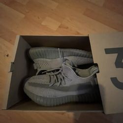 YEEZY BOOST V2 (Size 8 AND A HALF)