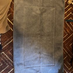 Brooklinen Plush Bath Mat / Bathroom Rug – Gray