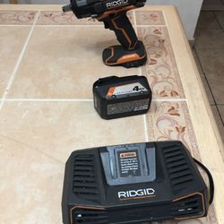 Ridgid   18  Volt Dril Compat  3 Speed  Battery And  Charger 