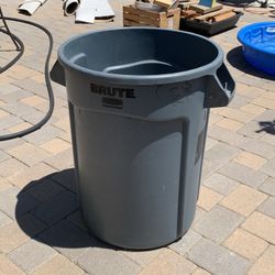 “Brute” Trashcan .. w/ Lid .. “lightly used” .. 