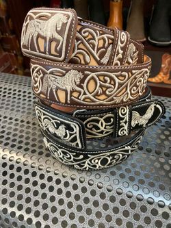 Cinturones de piel bordados