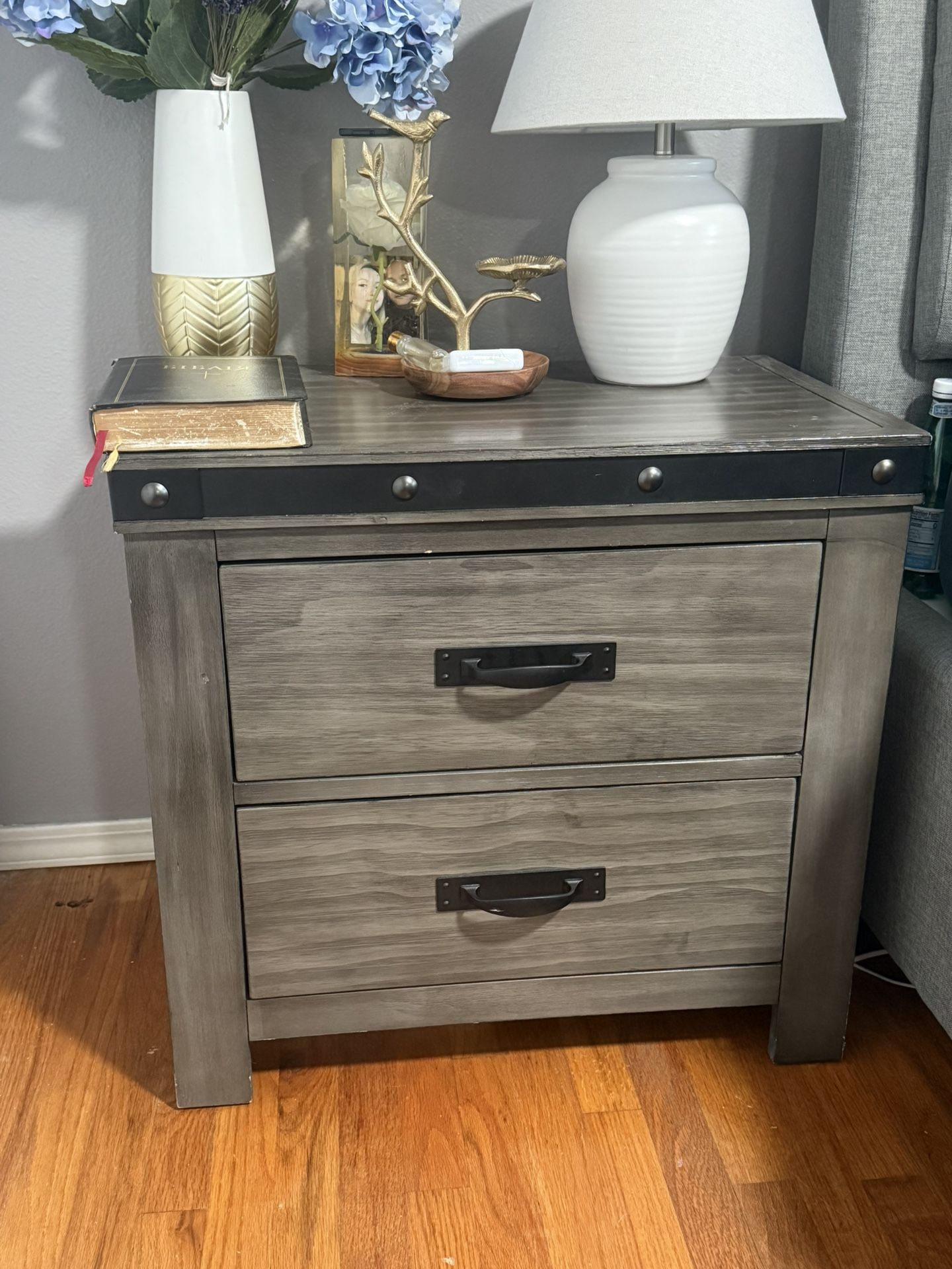 2 Nightstands 