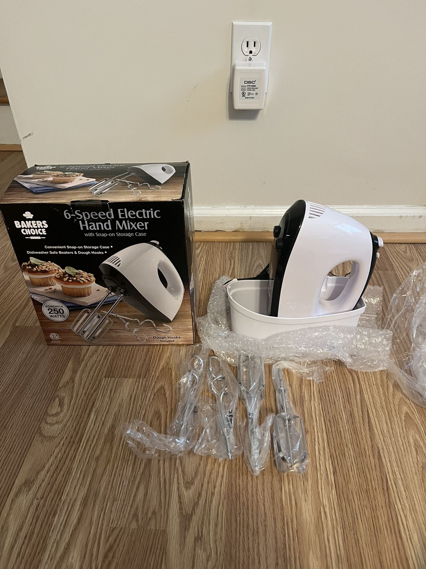 BRAND NEW 6 SPEED MIXER. π₯€π₯€. POWERFUL HAND HELD. 4 ATTACHMENTS. STORAGE CASE. SALE ONLY $20π΅π΅π΅