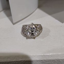 Beautiful Sterling Silver Sz8 CZ Ring .925